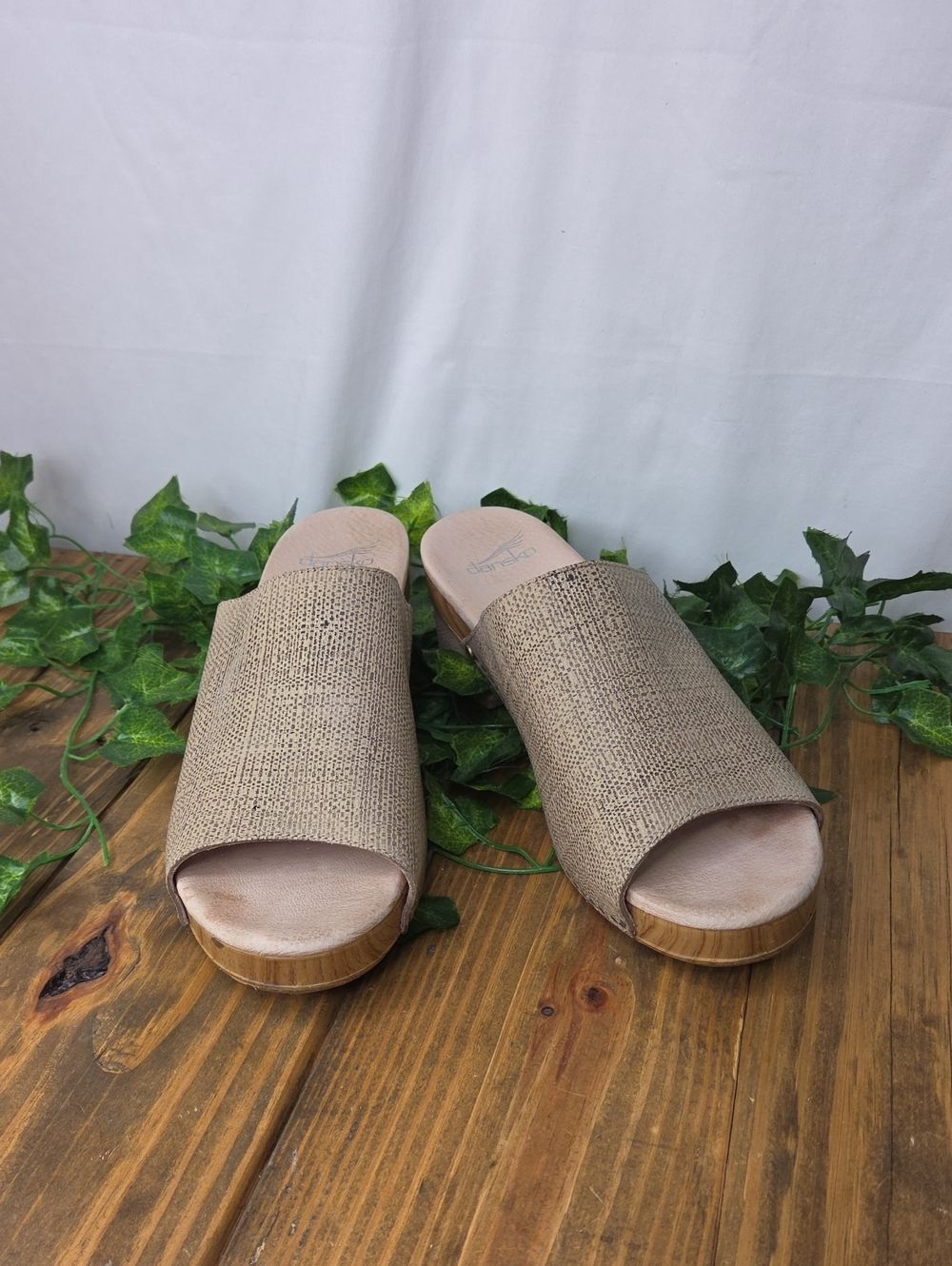 Dansko. Beige Textured Slide Sandals. Size 4. US 9.5 Excellent Condition